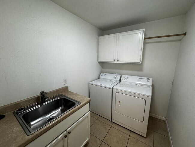 Building Photo - Stunning home located near Frank Higginbot...