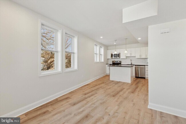 Building Photo - 137 E Spring Ave