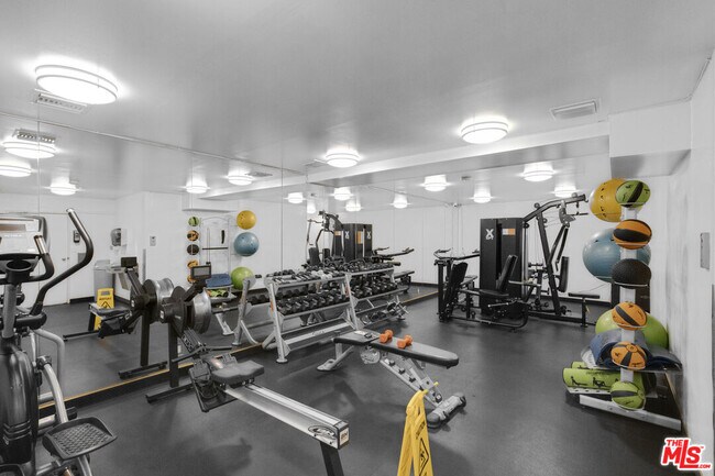 Building Photo - 100 S Doheny Dr