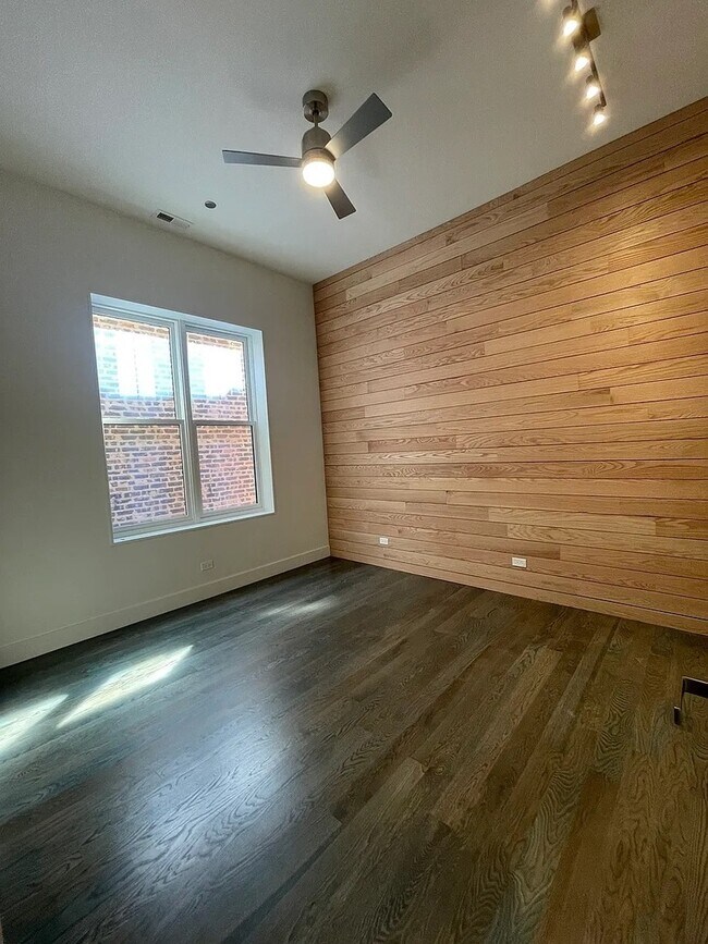 Building Photo - 1057 N Wolcott Ave
