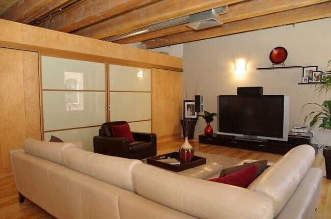 Building Photo - 27 Wormwood St