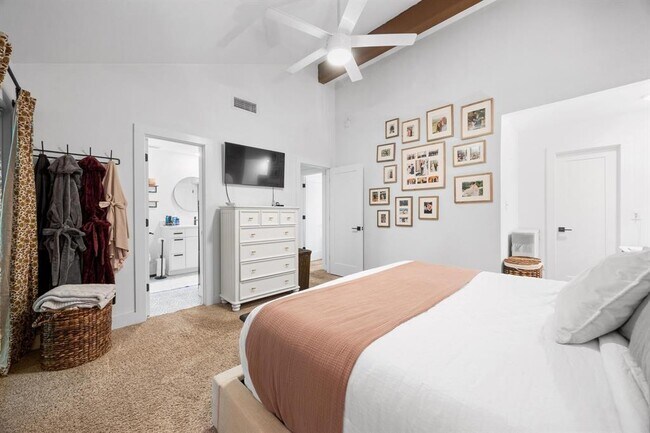 Building Photo - 3402 Dolphin Dr