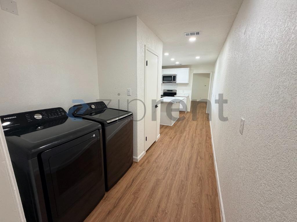 Building Photo - Unit