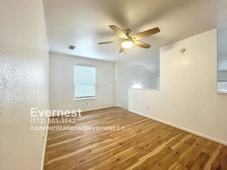 Building Photo - 707 Valley View Dr