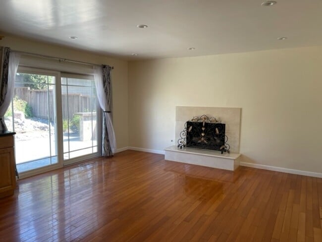 Building Photo - Wonderful 4 bedroom, single level home in ...