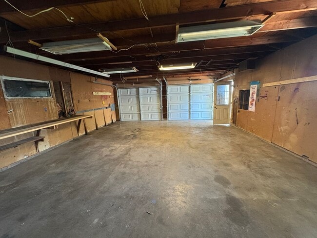 Building Photo - 3 Bed, 1.5 Bath Home with Huge Yard, Deck ...