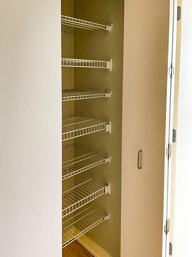 Building Photo - 21st Floor Corner Unit | Downtown Luxury Living w/ Balcony, Parking & Amenities