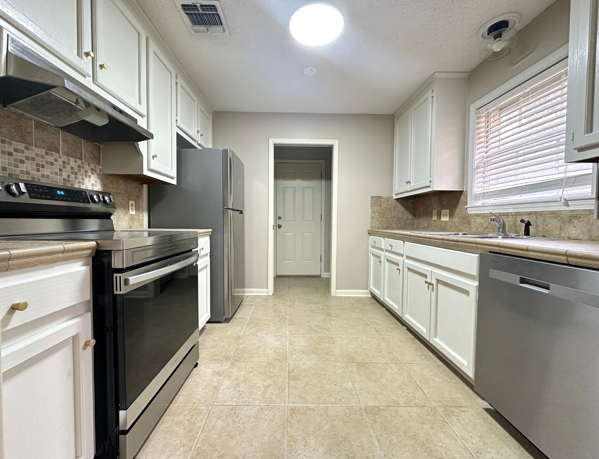 Kitchen - 304 S French Quarter Dr