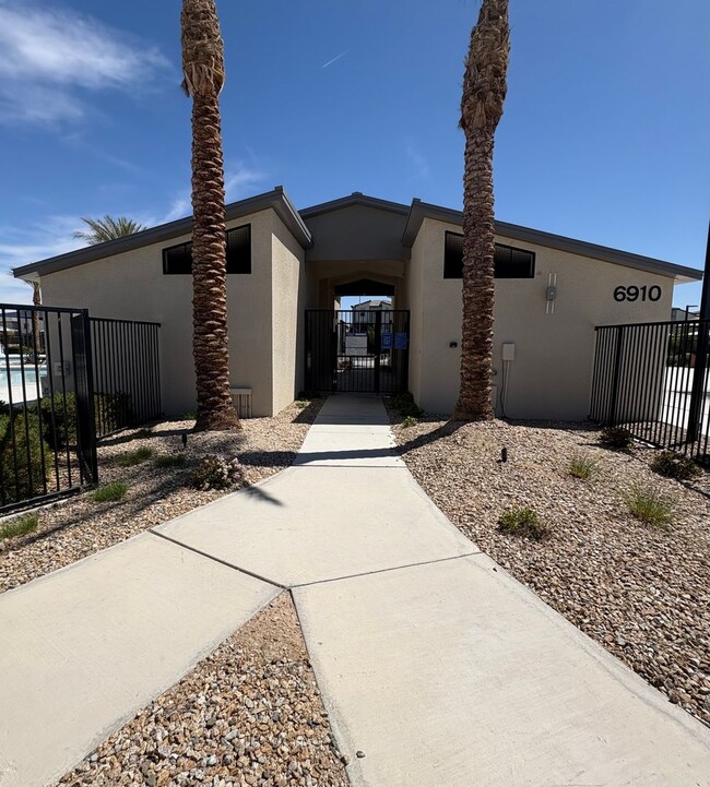 Building Photo - 2 Bedroom Townhouse in North Las Vegas