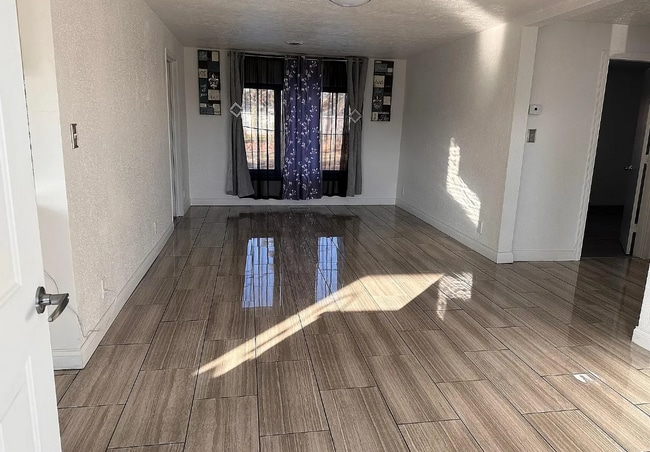 Building Photo - 1313 E Douglas St