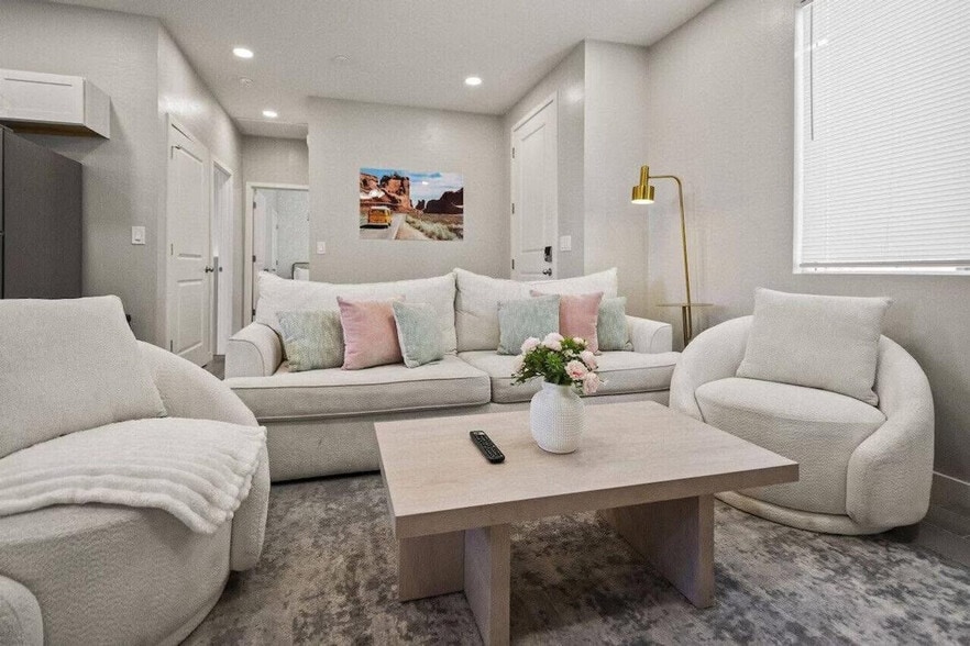 Building Photo - 6612 W Paradise Ln