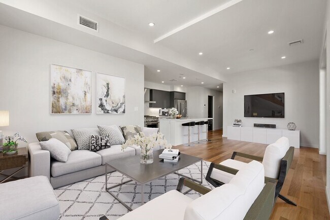 Building Photo - 537 E 2nd St