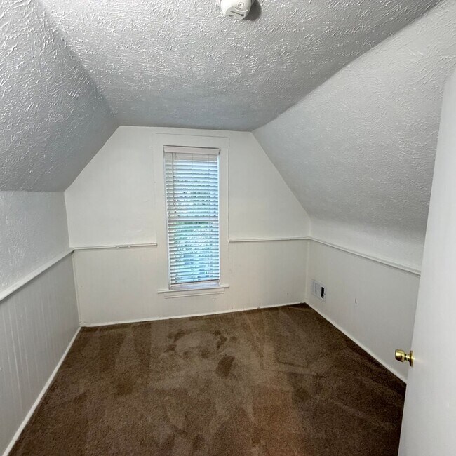 Building Photo - Large 3 bedroom home with a den!
