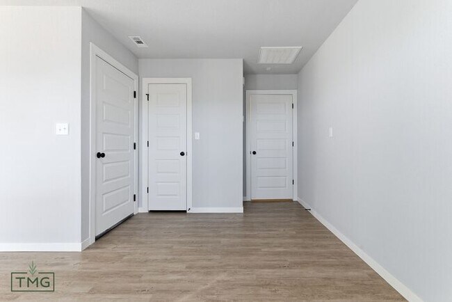 Building Photo - Newly Remodeled 2 Bed Duplex – Prime Broken Arrow Location!