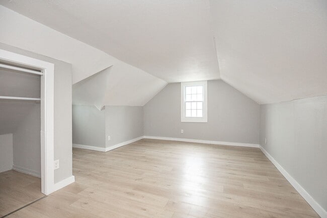 Building Photo - 3 Bedroom/1 Bath Single House Euclid!