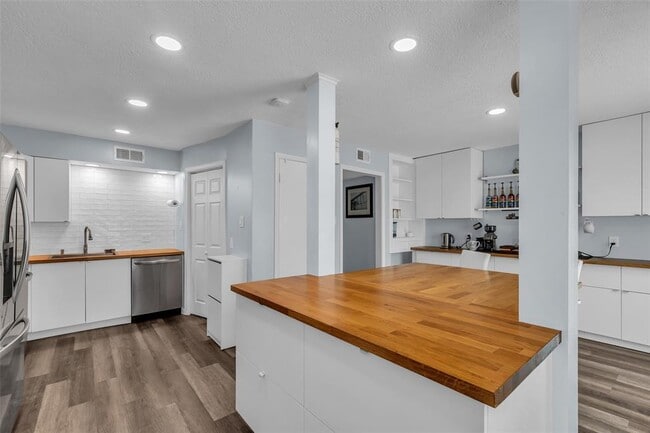 Building Photo - 386 N Post Oak Ln