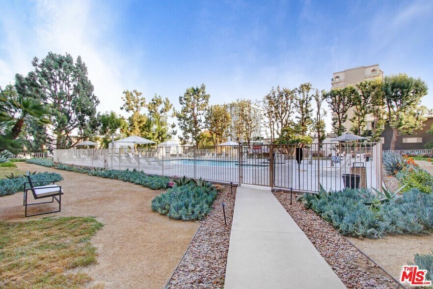 Building Photo - 100 S Doheny Dr