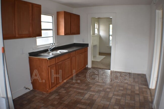 Building Photo - 3904 S Tyler St