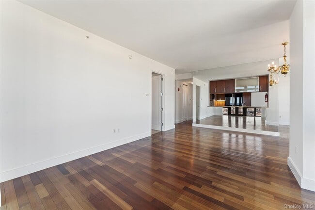 Building Photo - 175 Huguenot St