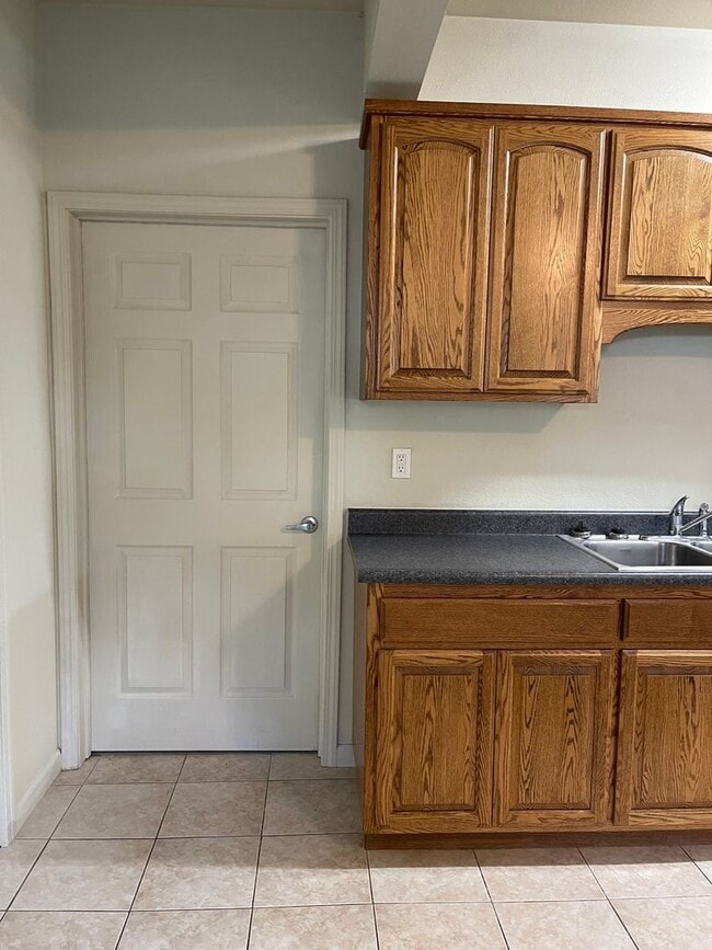 Building Photo - 3 BED 2 BATH W/ATTACHED MOTHER-IN-LAW SUITE *SOLAR PANELS ON ROOF = LOW ELECTRIC BILL*