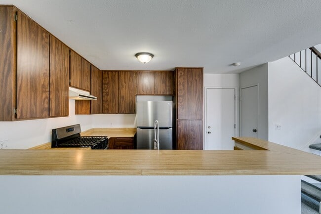 Building Photo - Double Primary Townhome with Spacious Backyard in 89115!