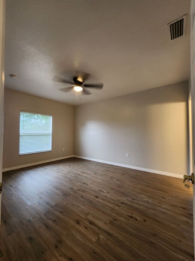 Building Photo - 2 Bedroom 2 Bath Remodeled Unit with a Bal...