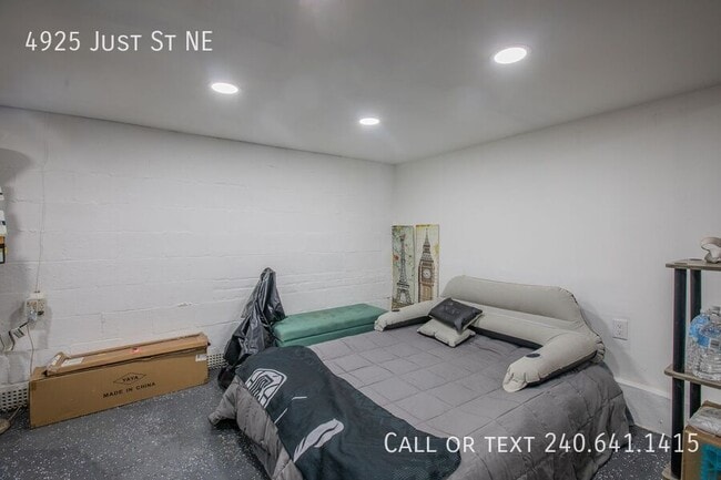 Building Photo - 4925 Just St NE