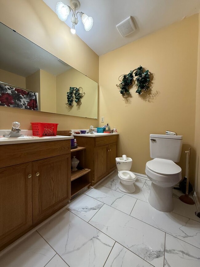 Building Photo - 5 bedroom home for rent