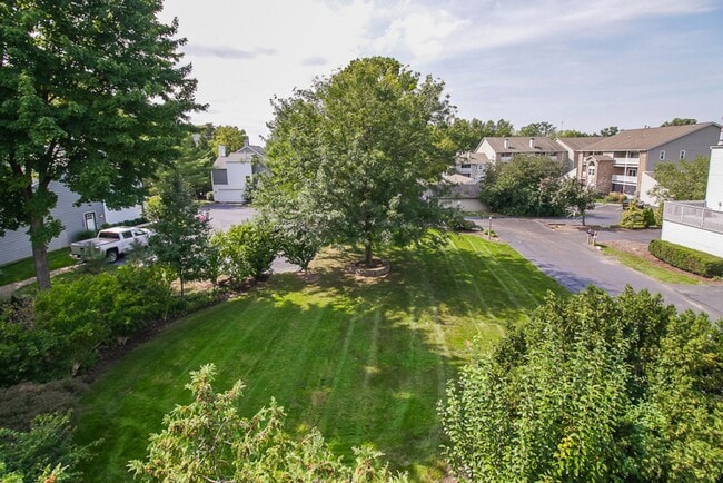 Building Photo - 3 Bedroom/2.5 Bath Westlake!! Condo living...
