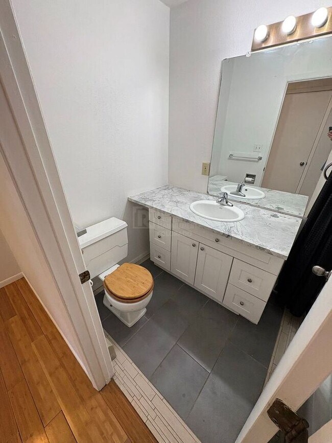 Building Photo - 1706 E 17th St