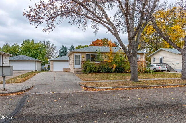 Building Photo - Spacious 4 bedroom 2 bath Single-family home