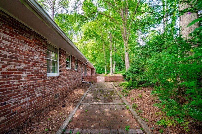 Building Photo - 2038 S Akin Dr