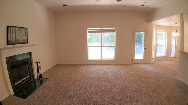 Building Photo - 2100 Silver Fox Dr