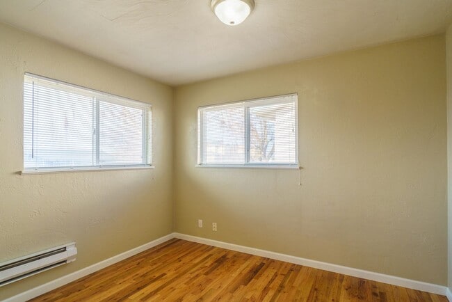 Building Photo - Updated Rambler w/ Fenced Backyard!