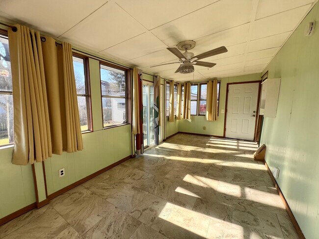 Building Photo - 508 S Lake St