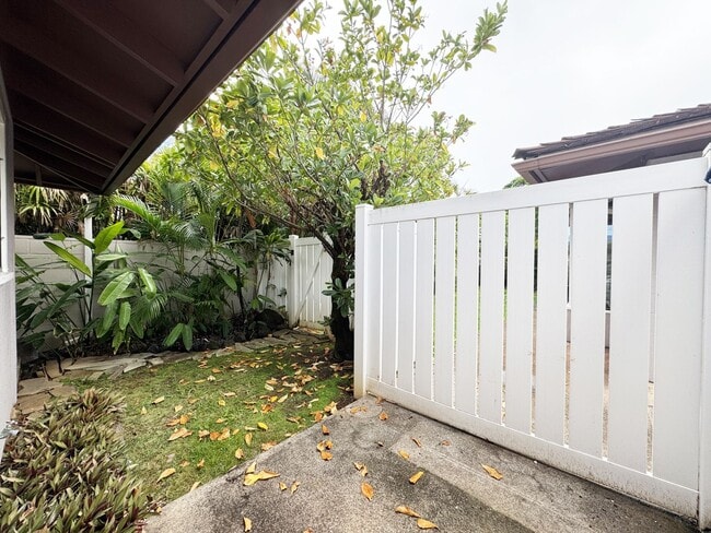 Building Photo - Small Pet Friendly Kailua Apartment with W...