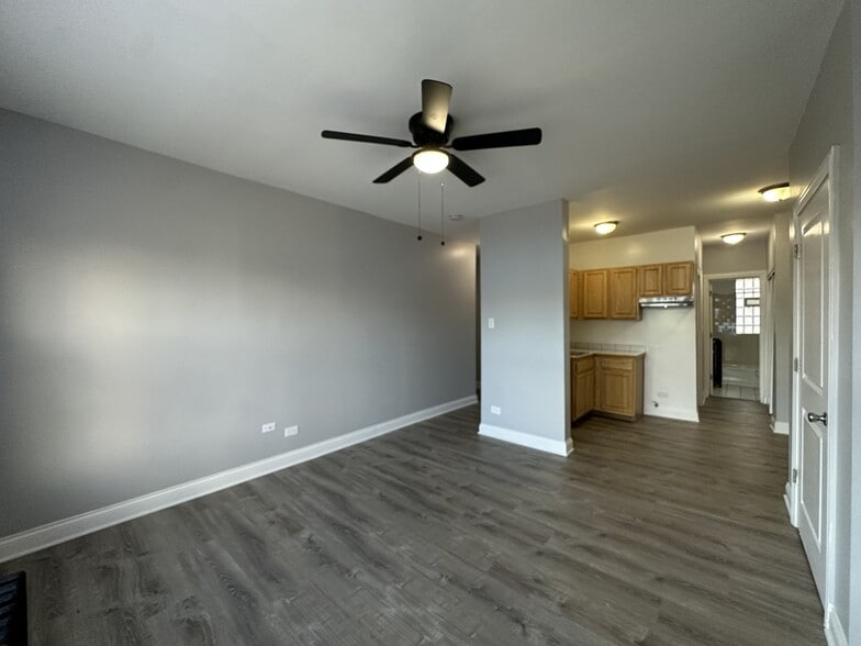 Building Photo - 4756 N Maplewood Ave