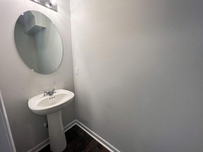 Building Photo - Beautiful 3 bedroom, 2 1/2 bathroom home i...
