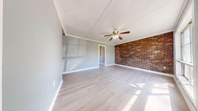 Building Photo - Madison Schools, 3 Bedroom Ranch!