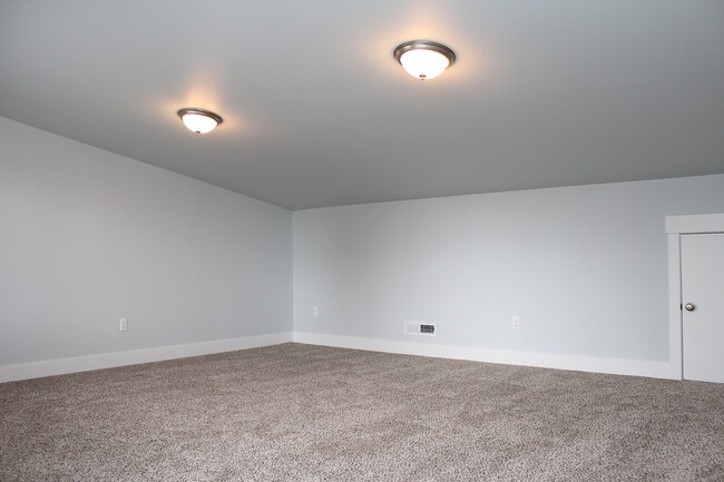 Building Photo - 827 NW Victoria Ave