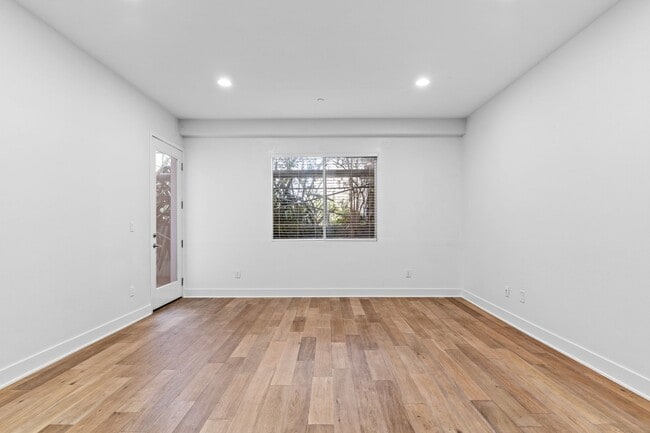 Building Photo - Stunning Modern Luxury 3BD/2BA Condo in Ma...