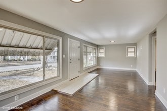 Building Photo - 923 5th Ave