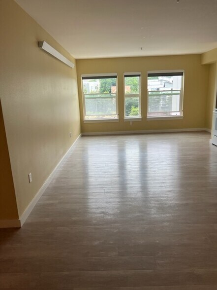LIVINGROOM - 3208 Rainier Ave S