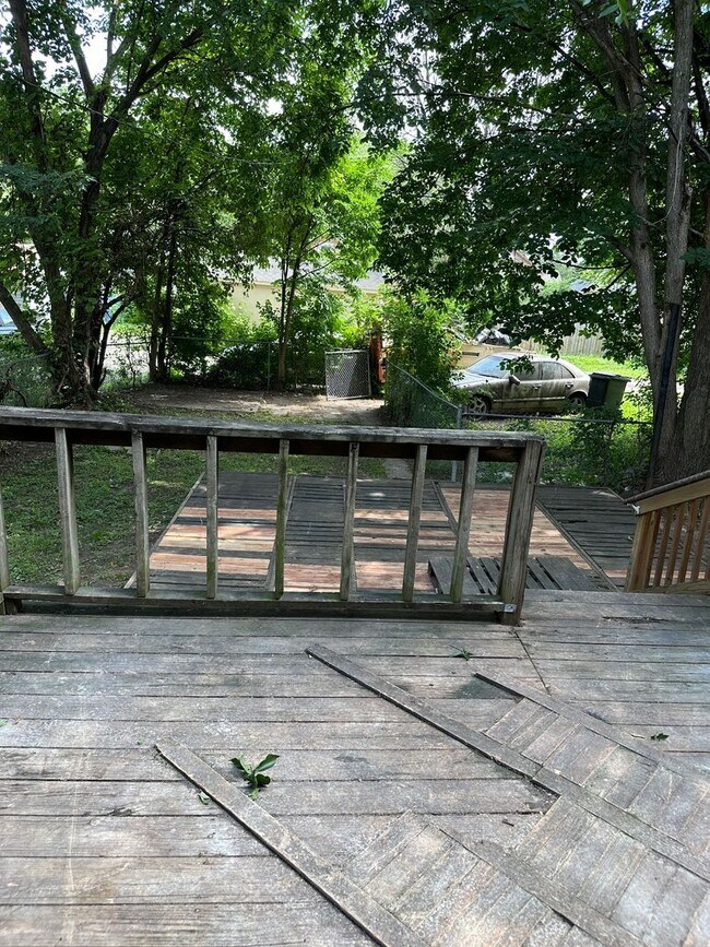 Building Photo - 3 Bedroom, 1 Bath House Available with Private Yard