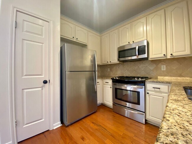 Building Photo - 3 Bedroom Townhouse Condo-North Austin!