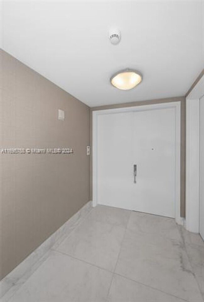 Building Photo - 17475 Collins Ave