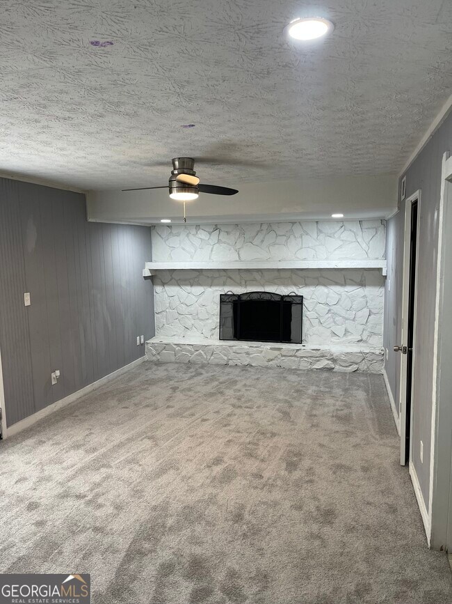 Building Photo - 235 Deerfield Dr
