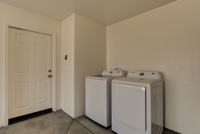 Building Photo - 3013 N Corrine Dr
