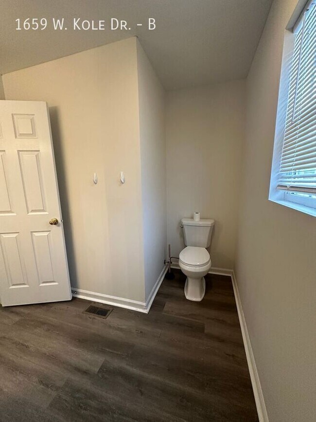 Building Photo - 1659 W Kole Dr