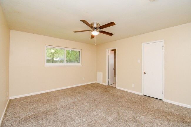 Building Photo - 9615 Beverly Hill St